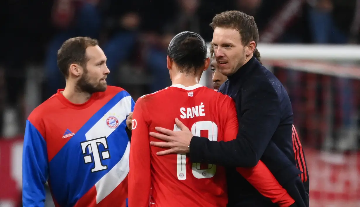 Pelatih Julian Nagelsmann (kanan) merayakan dengan gelandang Bayern Munchen Leroy Sane setelah babak 16 besar Liga Champions UEFA, pertandingan leg kedua melawan Paris Saint-Germain FC di Munich, Jerman selatan, pada 8 Maret 2023. CEO Bayern Munchen yakni Oliver Kahn mengatakan bahwa keputusan klub mengganti Julian Nagelsmann dengan Thomas Tuchel sebagai pelatih ada alasannya. (FRANCK FIFE/AFP)