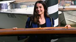 Ana de Armas tersenyum saat tiba di dermaga Hotel Excelsior selama Venice Film Festival 2022 ke-79 di Lido di Venesia, Italia pada 7 September 2022. Aktris Spanyol Kuba ini tampil memukau dengan celana pendek biru tua dan jaket yang serasi. (AFP/Tiziana Fabi)