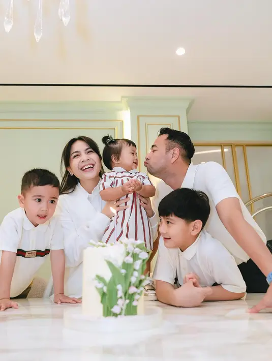 Rafathar dan Rayyanza juga tak ketinggalan memancarkan pesona mereka. Keduanya kompak mengenakan kemeja putih. Rafathar tampil lebih dewasa dengan kemeja putih berlogo Gucci, sedangkan Rayyanza tampil lucu dan aktif, menambah semarak suasana dengan ekspresi cerianya. [@raffinagita1717].
