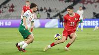 Pemain Timnas Indonesia, Justin Hubner (kanan) membayangi pergerakan pemain Bulgaria, Christian Stoyanov dalam laga final FIFA Series 2026 di Stadion Utama Gelora Bung Karno (SUGK), Senayan, Jakarta, Senin (30/03/2026). (Bola.com/Abdul Aziz)