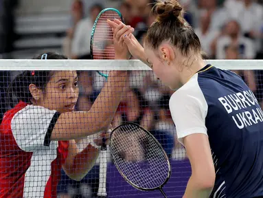 Wakil tunggal putra, Anthony Sinisuka Ginting dan wakil tunggal putri, Gregoria Mariska Tunjung sama-sama memperloeh kemenangan pada laga pertama mereka di fase grup cabor bulu tangkis Olimpiade Paris 2024 di Porte de la Chapelle Arena, Prancis, Minggu (28/7/2024). Sementara di nomor ganda campuran, Rinov Rivaldy/Pitha Haningtyas Mentari belum mampu memetik kemenangan kedua setelah kalah telak dari wakil China berstatus unggulan pertama, Zheng Siwei/Huang Yaqiong. (AFP/David Gray)