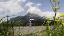 Pebalap asal Belanda, Tom Dumoulin memacu sepedanya dengan jarak tempuh 17 km pada sesi latihan persiapan etape ke-18  Tour De France antara Sallanches dan Megeve, French Alps, (21/7/2016). (AFP/Kenzo Tribouillard)