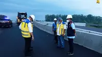 Menteri Pekerjaan Umum dan Perumahan Rakyat (PUPR) Basuki Hadimuljono berkeliling meninjau kesiapan jalur mudik Lebaran 2022 di Pulau Jawa. Salah satunya di proyek pelebaran Jalan Tol Jakarta-Cikampek (Japek) jalur B (Km 67-Km 50). (Dok. Kementerian PUPR)