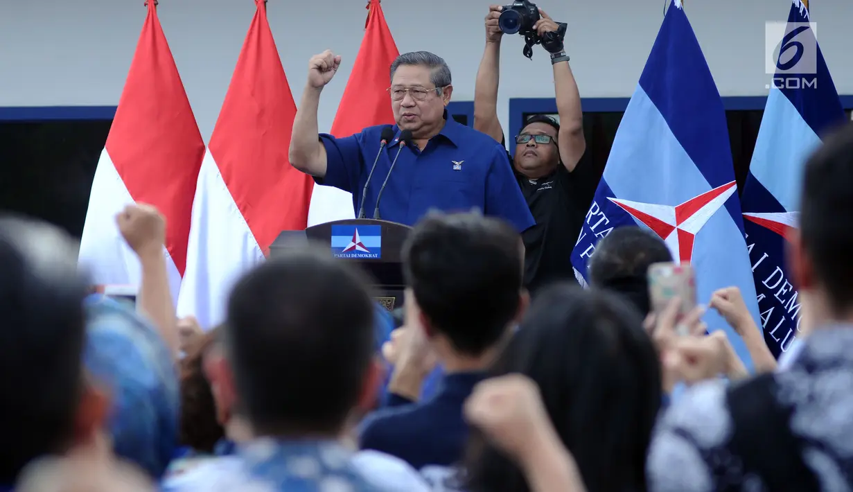 Ketum Partai Demokrat, Susilo Bambang Yudhoyono jelang menyampaikan pidato politik 2018 di Cibinong, Kab Bogor, Jumat (5/1). SBY mengatakan 2018 adalah tahun penting karena Pilkada Serentak dan awal kegiatan Pemilu 2019. (Liputan6.com/Helmi Fithriansyah)
