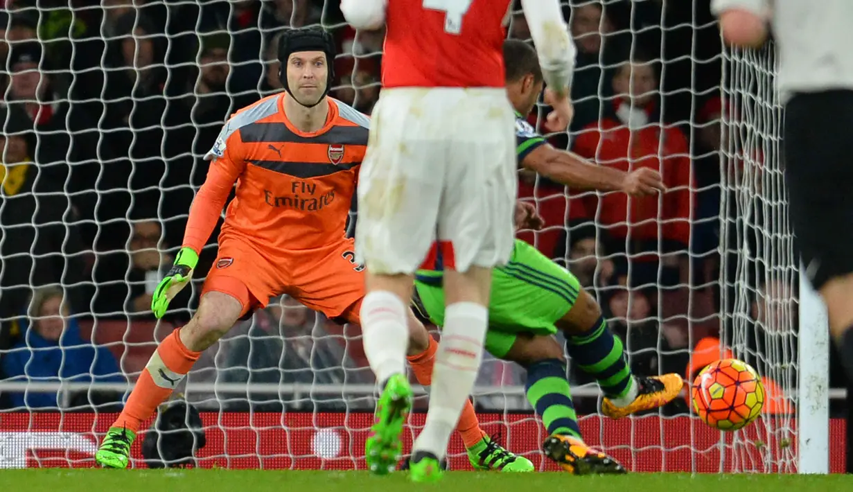 Pemain Swansea City, Wayne Routledge (kanan) saat menyamakan kedudukan mejadi 1-1 yang akhirnya menang 2-1 atas Arsenal pada lanjutan Liga Inggris pekan ke-28 di Stadion Emirates, London, Kamis (3/3/2016) dini hari WIB. (AFP / Glyn Kirk)