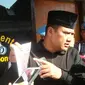 Aparat Polresta Cirebon menangkap 20 panitia kegiatan bedah buku yang diduga berbau SARA dan menyudutkan agama tertentu. (Liputan6.com/Panji Prayitno)