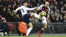 Aksi pemain Tottenham Hotspur, Son Heung-Min (kiri) melepaskan tembakan saat diadang pemain West Ham, Pablo Zabaleta pada lanjutan Premier League di Wembley Stadium, London, (4/1/2018). Spurs bermain imbang 1-1 kontra West Ham. (AFP/Glyn Kirk)