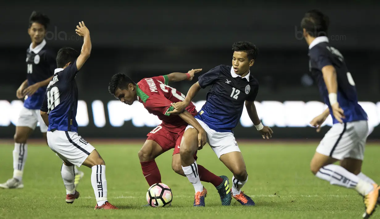 Gelandang Timnas Indonesia U-19. Asnawi Mangkualam, berusaha melewati pemain Kamboja U-19 pada laga persahabatan di Stadion Patriot, Bekasi, Rabu (4/10/2017). Indonesia menang 2-0 atas Kamboja. (Bola.com/Vitalis Yogi Trisna)