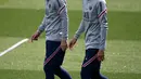 <p>Penyerang Paris Saint-Germain Lionel Messi (kiri) dan Angel Di Maria menghadiri sesi latihan di tempat latihan klub Camp des Loges di Saint-Germain-en-Laye, barat Paris, Kamis (28/4/2022). Juara Ligue 1 yang baru dinobatkan PSG akan dijamu oleh Strasbourg pada pekan ke-35 Ligue 1 2021/22, Sabtu 30 April 2022, di Stade de la Meinau. (FRANCK FIFE / AFP)</p>