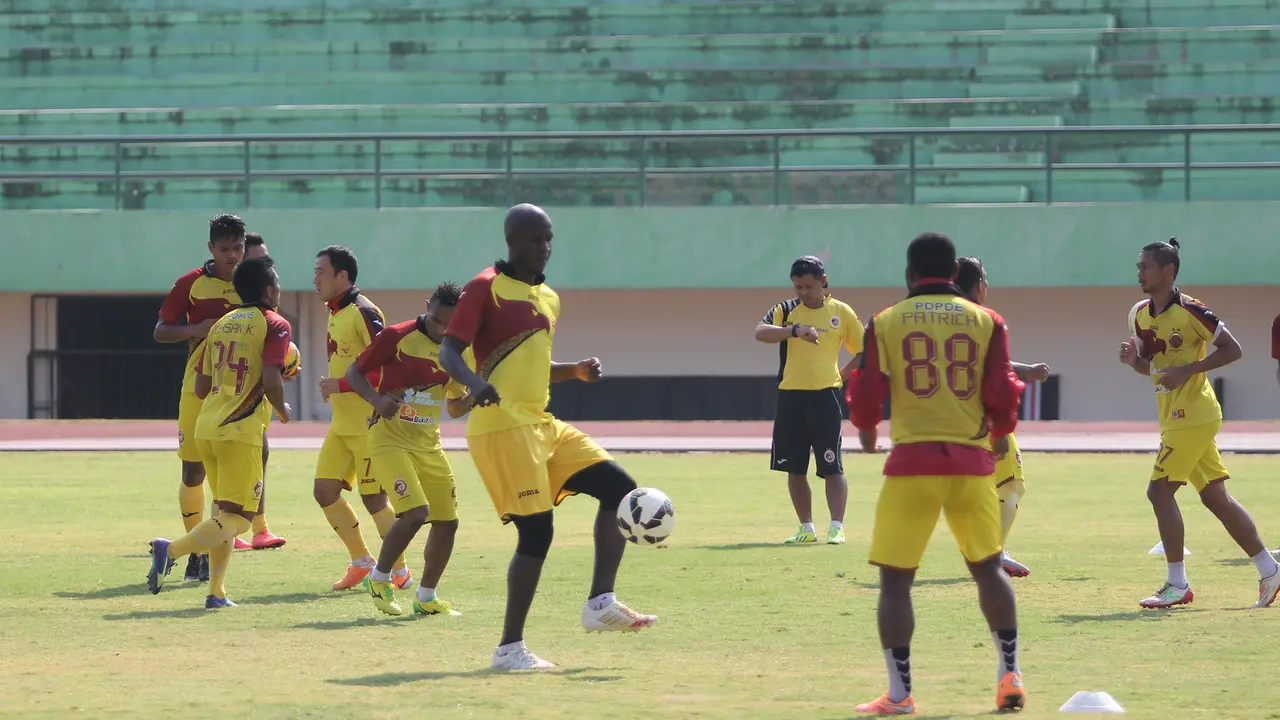 Para pemain Sriwijaya FC saat berlatih di Stadion Manahan, Solo
