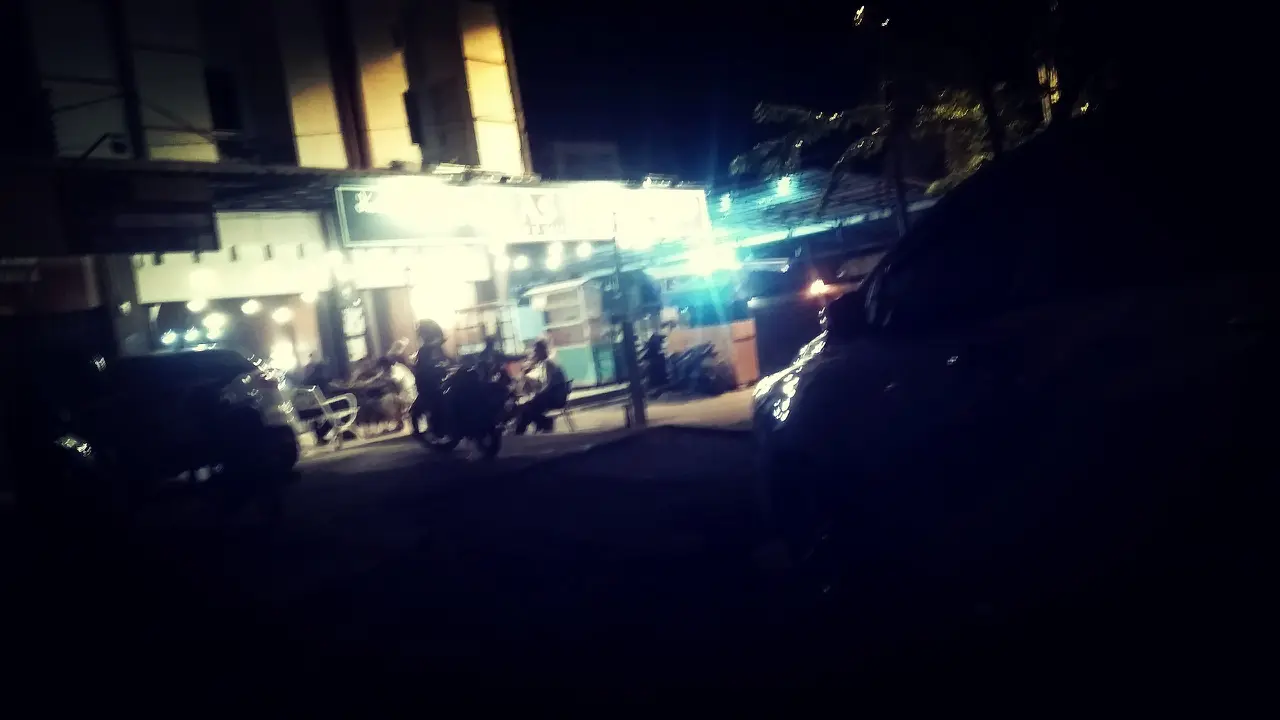 Suasana di salah satu warung kopi di kawasan Ules Kareng Banda Aceh pada Minggu malam (04/04/2020), (Liputan6.com/Rino Abonita)