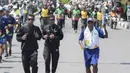 Legenda taekwondo Indonesia, Abdul Rojak, foto bersama mitra Grab usai membawa obor Asian Games melintasi Banjarmasin, Kalimantan Selatan, Senin (30/7/2018). Sebanyak 53 kota di Indonesia akan dilalui oleh obor Asian Games. (Bola.com/Reza Bachtiar)