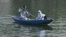 <p>Seorang pria mendayung perahu selama jam sekolah di Danau Dal di Srinagar, India, Rabu (11/5/2022). Danau terbesar di negara bagian tersebut penting untuk kegiatan perikanan, perairan, rekreasi, dan pariwisata. (TAUSEEF MUSTAFA / AFP)</p>