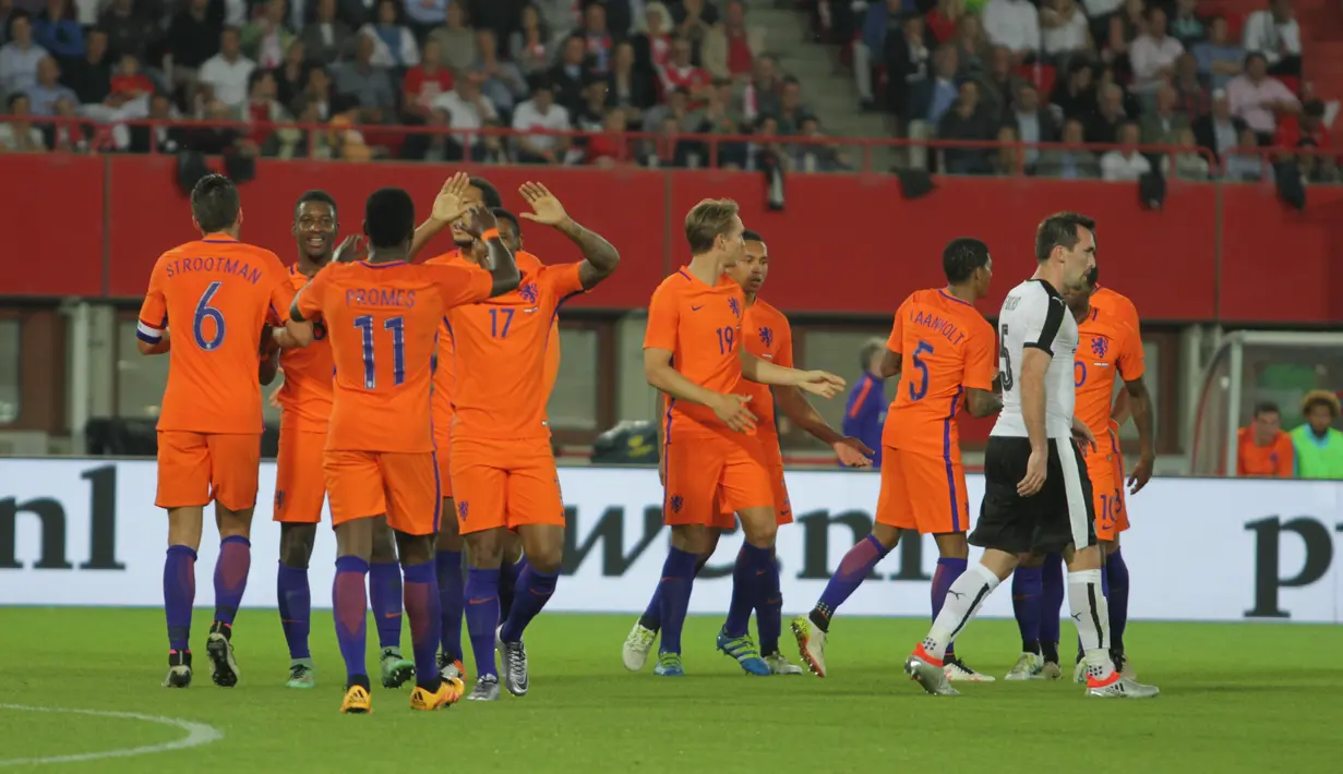 Para pemain Belanda merayakan gol yang dicetak ke gawang Austria pada laga ujicoba di Stadion Ernst Happel, Austria Minggu (5/6/2016) dini hari WIB. Austria takluk 0-2 dari Belanda. (Bola.com/Reza Khomaini)