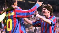 Ronaldinho dan Lionel Messi (kanan) saat berkostum Barcelona. Dinho selalu ingat proses gol perdana Messi untuk Barcelona saat bersua Albacete, di Estadio Camp Nou (1/5/2005).  (spanish.fansshare.com)
