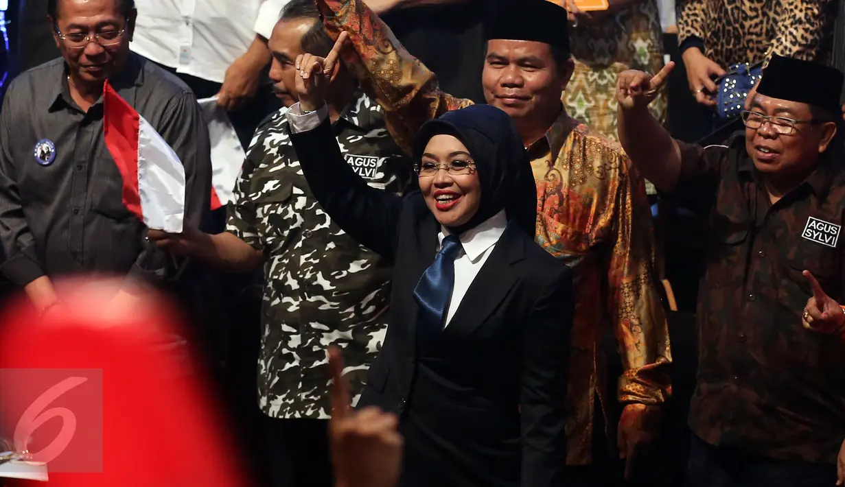 Cawagub DKI Sylvi saat hadir di acara pidato politik di Jakarta, Minggu (27/11). Agus dan Sylvi memaparkan kondisi perekonomian di Jakarta. (Liputan6.com/Johan Tallo)