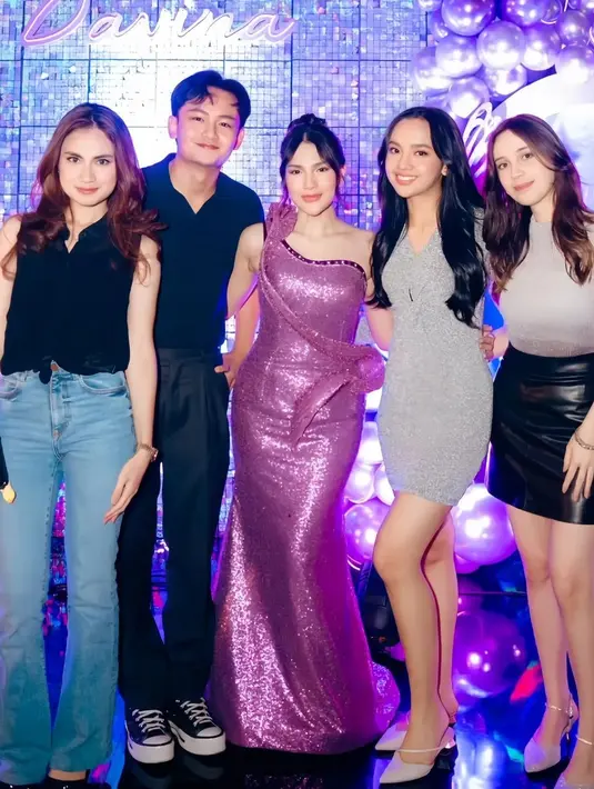 Kemudian, ada juga Randy Martin dengan kaos polo dan celana panjang serba hitamnya.  [@lyodraginting].