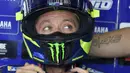 Pebalap Movistar Yamaha, Valentino Rossi, berdiskusi dengan timnya saat sesi latihan MotoGP Aragon di Sirkuit Aragon, Spanyol, Sabtu (21/9/2018). Pada sesi latihan ini, pria Italia itu hanya menduduki posisi kesembilan. (AFP/Jose Jordan)