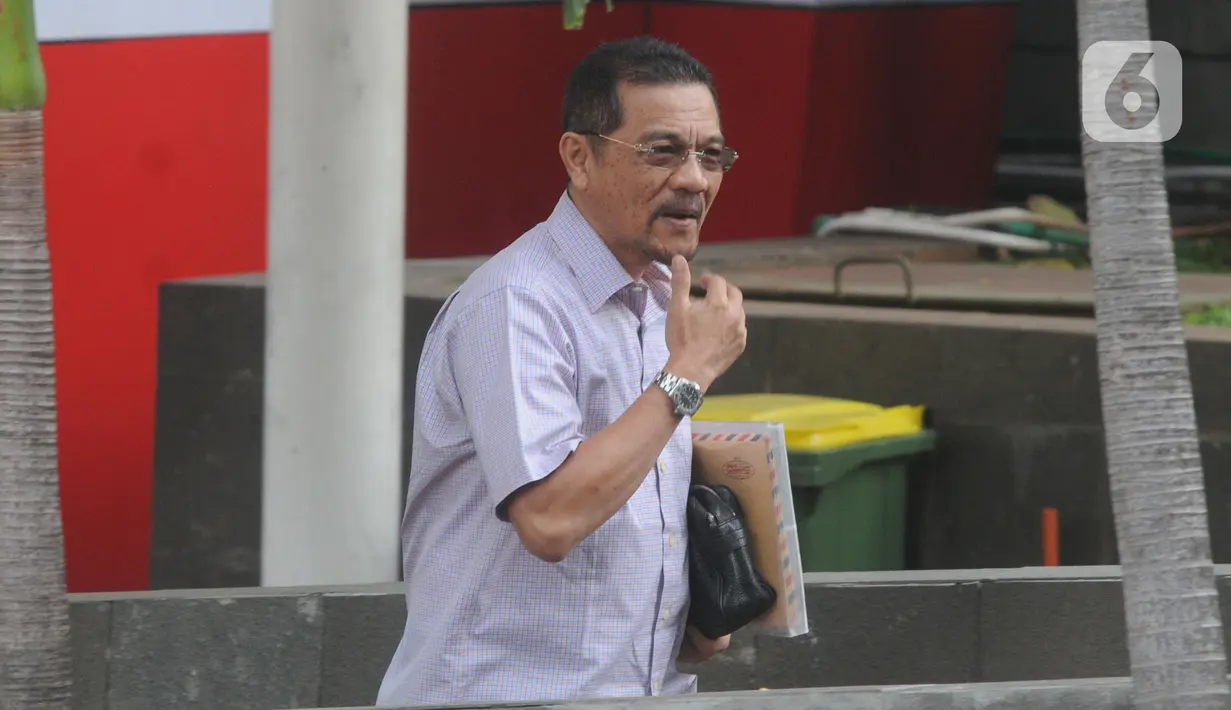 Mantan Menteri Dalam Negeri (Mendagri) Gamawan Fauzi  tiba untuk menjalani pemeriksaan di Gedung KPK, Jakarta, Senin (18/11/2019). Gamawan diperiksa terkait kasus dugaan korupsi proyek pembangunan gedung Kampus IPDN untuk tersangka mantan pejabat Kemendagri, Dudy Jocom. (merdeka.com/Dwi Narwoko)