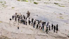 Relawan peduli lingkungan menanam pohon di Daerah Aliran Sungai (DAS) Peusangan, Negeri Antara, Bener Meriah, Aceh, Sabtu (18/7/2026). (AFP/ Chaideer Mahyuddin)