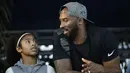 Pebasket NBA Kobe Bryant berbincang dengan putrinya Gianna Bryant saat menonton pertandingan renang di Irvine, California pada  26 Juli 2018. Kobe Bryant meninggal bersama putrinya Gianna yang berusia 13 tahun dalam kecelakaan helikopter di Calabasas, California. (AP Photo/Chris Carlson)