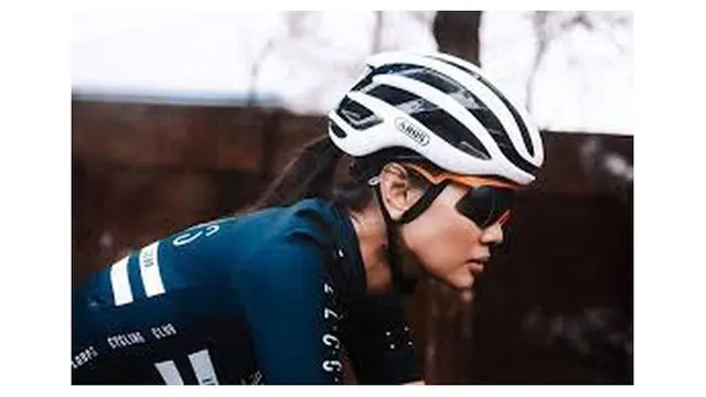 7 Potret Atikah, Teman Gowes Engku Emran yang Curi Perhatian