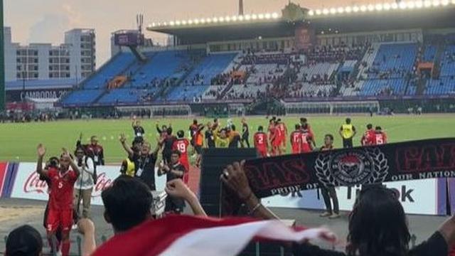 FOTO Timnas Indonesia U-22 Hampiri Suporter