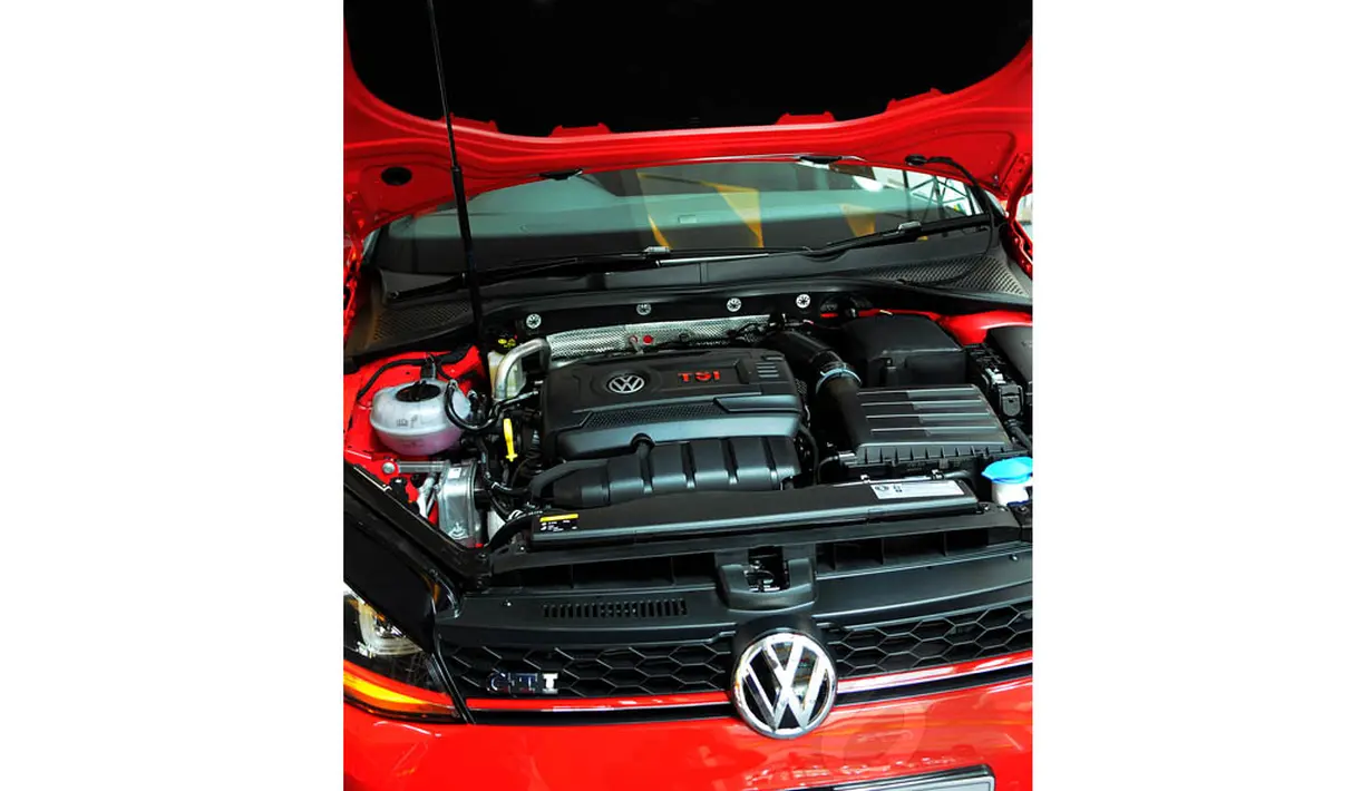 Mengusung mesin 2,0 liter Inline 4 silinder turbocharger, ruang pacu VW Golft GTI mampu menghasilkan tenaga sebesar 210 horse power (HP), Selasa (3/6/14). (Liputan6.com/Faisal R Syam)