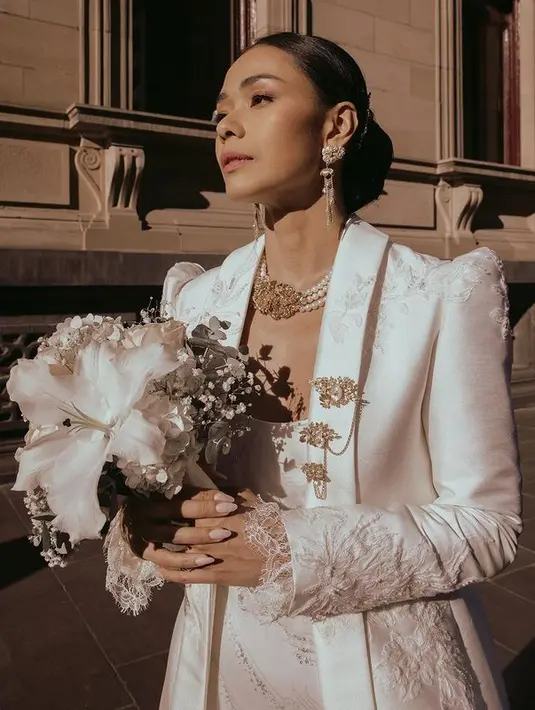 <p>Adinia Wirasti membagikan potret pernikahannya di Australia. Kali ini, nuansa modern klasik tampil dalam twist gaun kebaya rancangan Rama Dauhan. [Foto: Instagram/ Adiniawrst]</p>