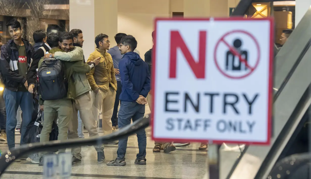 Sebuah pesawat Nepal Airlines lepas landas dari Bandara Internasional Ben Gurion dan mendarat di Kathmandu sekitar pukul 01.00 (waktu setempat) pada hari Jumat. (AP Photo/Niranjan Shrestha)