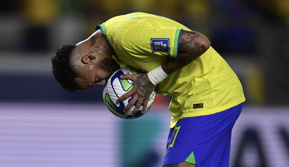 Pemain Brasil, Neymar mencium bola sebelum melakukan tendangan penalti ke gawang Bolivia pada laga Kualifikasi Piala Dunia 2026 di Jornalista Edgar Proença 'Mangueirao' stadium, Belem, Brasil, Sabtu (9/9/2023) pagi WIB. Neymar mencetak dua gol pada menit ke-61 dan ke-90+3. (AFP/Carl De Souza)