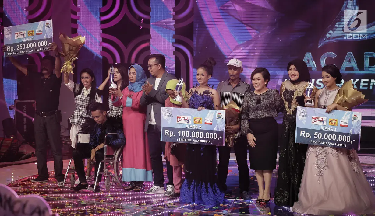 Suasana saat Fildan Rahayu dinobatkan sebagai pemenang Dangdut Academy 4 atau D'Academy 4 di Studio 5 Indosiar, Jakarta, Jumat (19/5). Dengan kemenangan ini, Fildan berhak mendapatkan hadiah uang tunai sebesar Rp 250 juta. (Liputan6.com/Faizal Fanani)