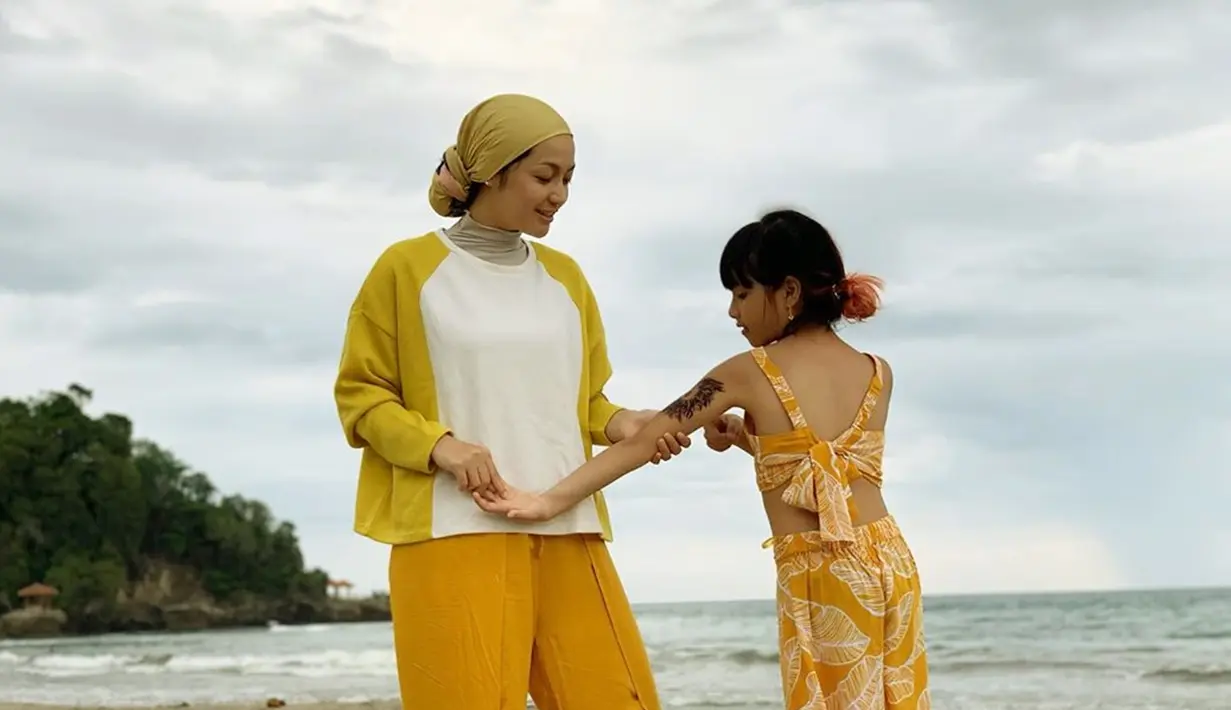 Selalu tampil menawan, Imel PC pun kerap membagikan aktivitasnya sehari-sehari melalui Instagram. Ia pun kerap tampil kompak bersam putrinya dari pernikahannya dengan Sirajuddin Machmud. Putrinya tersebut pun memiliki paras yang tak kalah cantik. (Liputan6.com/IG/@imelpc)