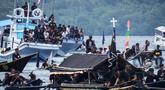 Umat Katolik mengangkut peti mati berisi patung Yesus selama prosesi laut Jumat Agung dari Kapel Tuan Menino, sebuah ritual yang diwarisi dari pengaruh Portugis selama lebih dari lima abad, di Larantuka, Nusa Tenggara Timur, pada Jumat 3 April 2026. Umat Katolik di Larantuka, Nusa Tenggara Timur, kembali menggelar prosesi laut Hantar Tuan Meninu dalam rangkaian perayaan Jumat Agung pada 3 April 2026. (ARNOLD WELIANTO/AFP)