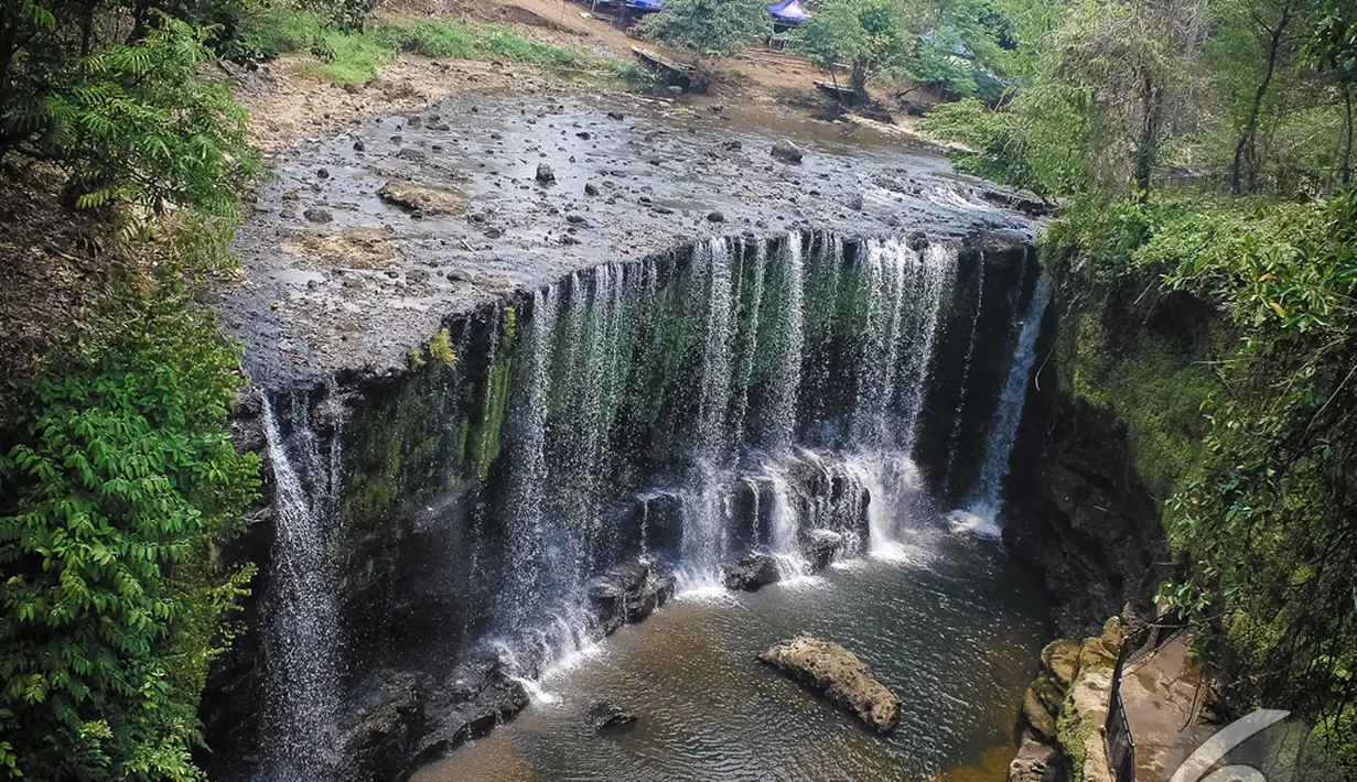 Indonesia juga memiliki air terjun yang mirip dengan air terjun Niagara, Sumatera Selatan, Jumat (10/10/2014) (Liputan6.com/Faizal Fanani)