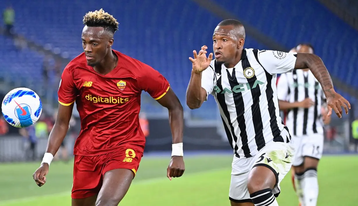 Pemain AS Roma Tammy Abraham (kiri) berebut bola dengan pemain Udinese Samir pada pertandingan Serie A Liga Italia di Olympic Stadium, Roma, Italia, 23 September 2021. AS Roma menang 1-0. (Alberto PIZZOLI/AFP)