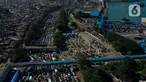 Foto udara menunjukkan antrean panjang kendaraan pemudik yang akan menyeberang menuju pulau Sumatera di Pelabuhan Merak, Cilegon, Banten, Minggu (7/4/2024). (Liputan6.com/Angga Yuniar)
