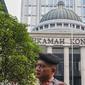 Polisi berjaga menjelang sidang perdana MK Pemilu 2019 di halaman depan Gedung Mahkamah Konstitusi, Jakarta, Jumat, (14/6/2019). Sekitar 30 ribu pesonil gabungan diterjunkan untuk mengawal jalannya sidang. (Liputan6.com/Johan Tallo)