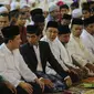 Presiden Joko Widodo melaksanakan ibadah salat tarawih pertama di Masjid Istiqlal, Jakarta, Rabu (17/6/2015). Ribuan jamaah memadati Masjid Istiqlal pada malam pertama Ramadan. (Liputan6.com/Faizal Fanani)