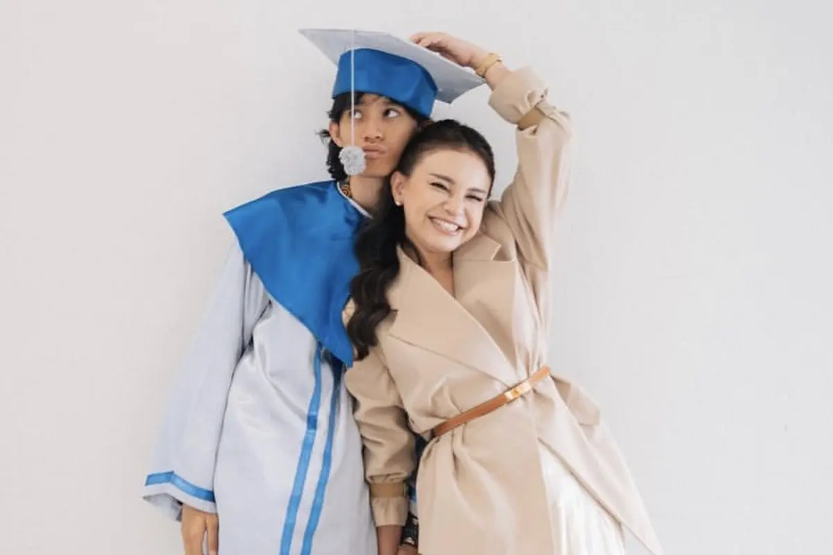 Tampilan Rossa saat antar wisuda anak