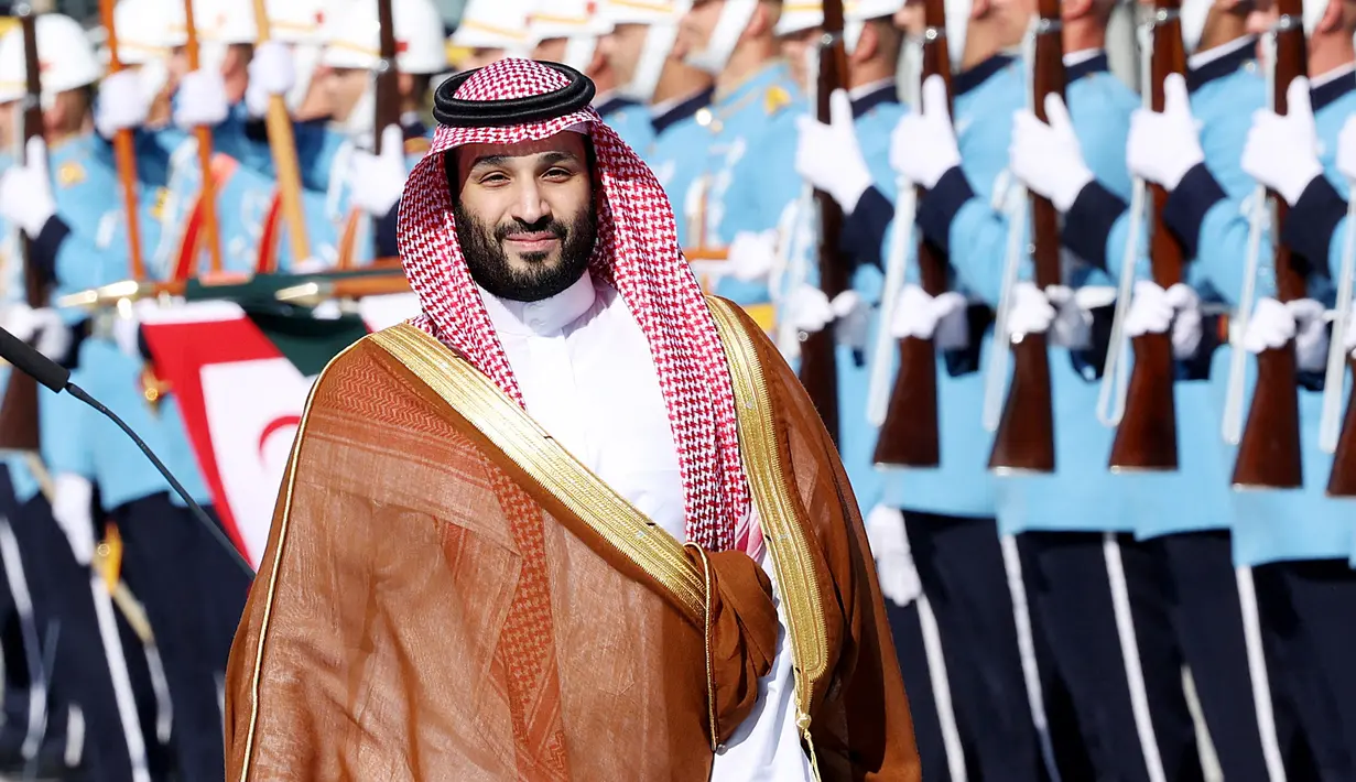 Bos Newcastle United asal Arab Saudi menempati posisi teratas dalam daftar pemilik klub sepak bola terkaya di dunia. Jumlah kekayaan Mohammed bin Salman ditaksir mencapai 324 miliar pounds atau Rp583,7 triliun. (AFP/Adem Altan)