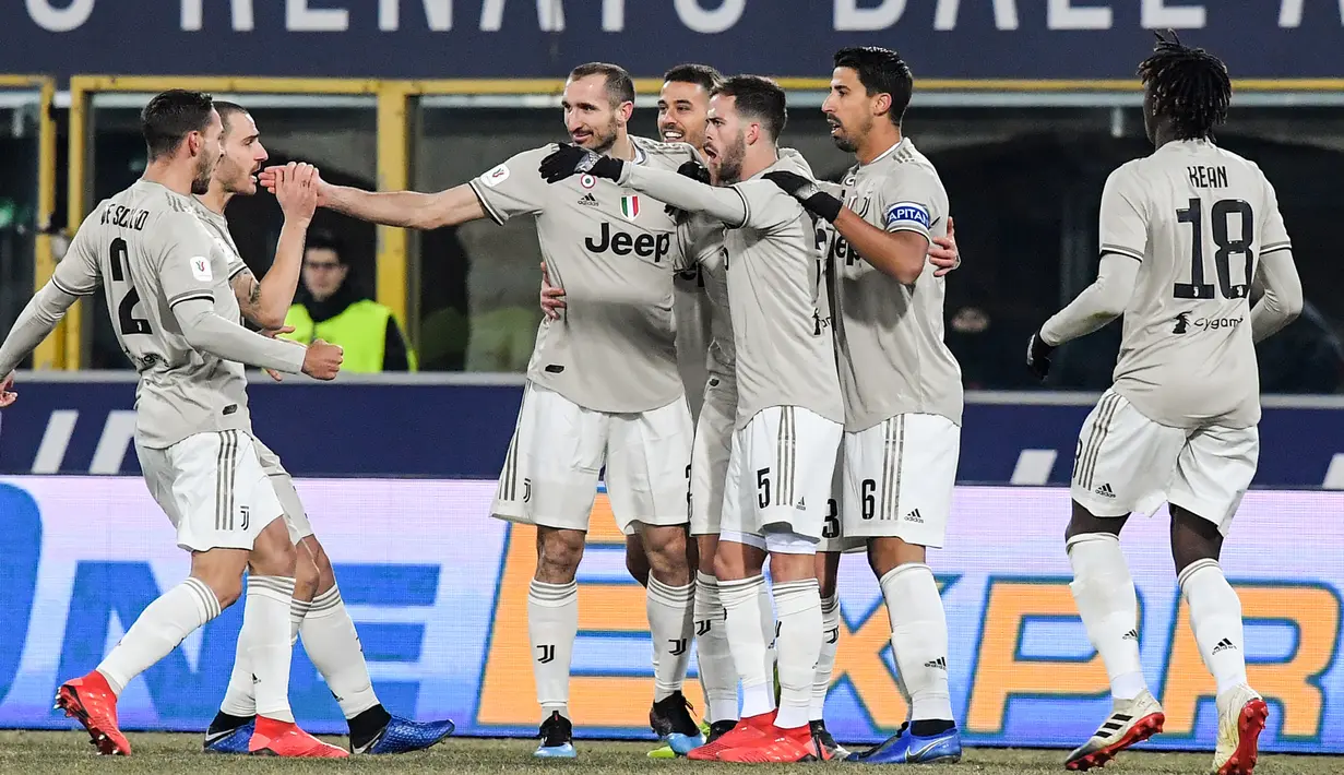 Pemain Juventus merayakan gol ke gawang Bologna saat bertanding dalam Coppa Italia di Stadion Renato Dall'Ara, Bologna, Italia, Sabtu (12/1). Juventus menang 2-0 atas Bologna. (Tiziana FABI/AFP)