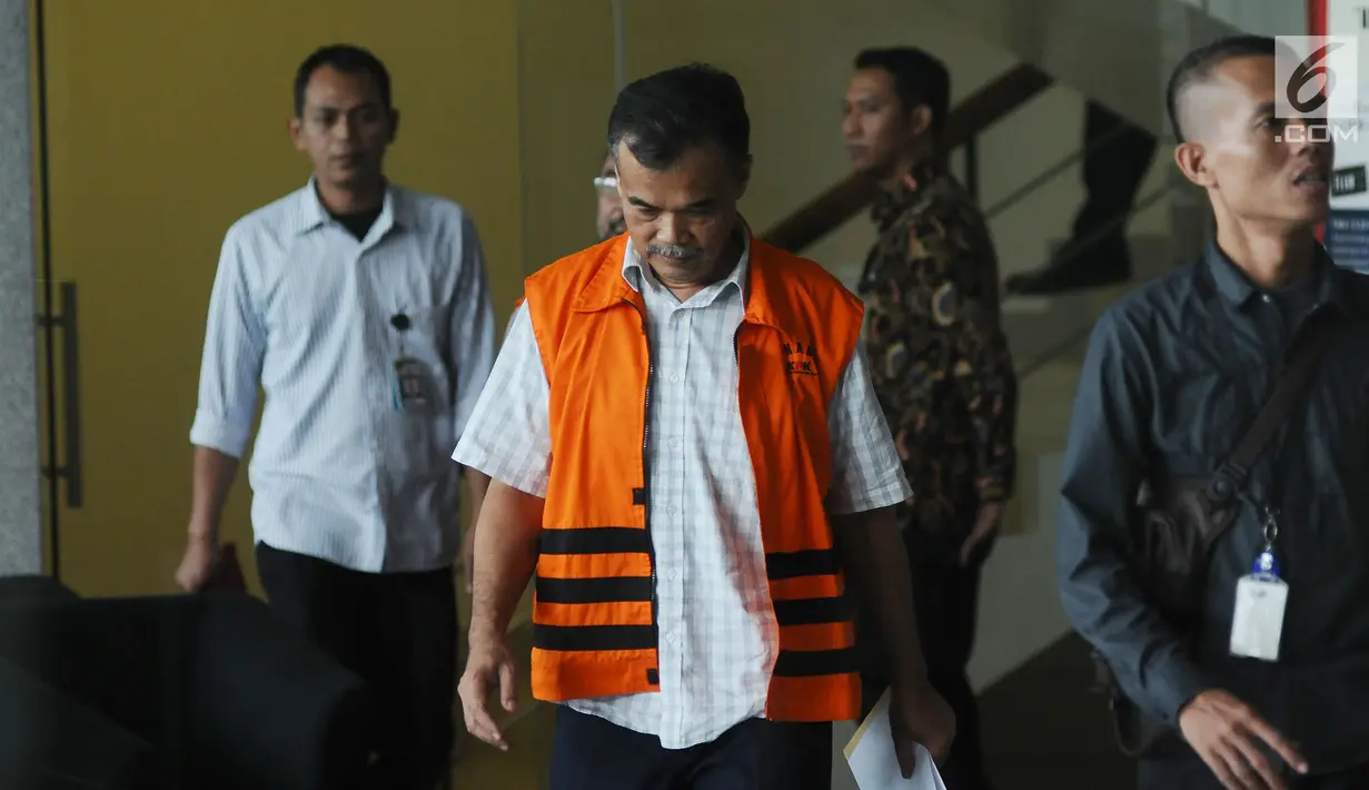Mantan Kabiro Pembinaan SDH Perum Perhutani Unit 1 Jateng, Bambang Wuryanto tertunduk usai menjalani pemeriksaan di Gedung KPK, Jakarta, Jumat (29/9). BW diduga korupsi pengadaan urea tablet di Perum Perhutani unit 1. (Liputan6.com/Helmi Fithriansyah)