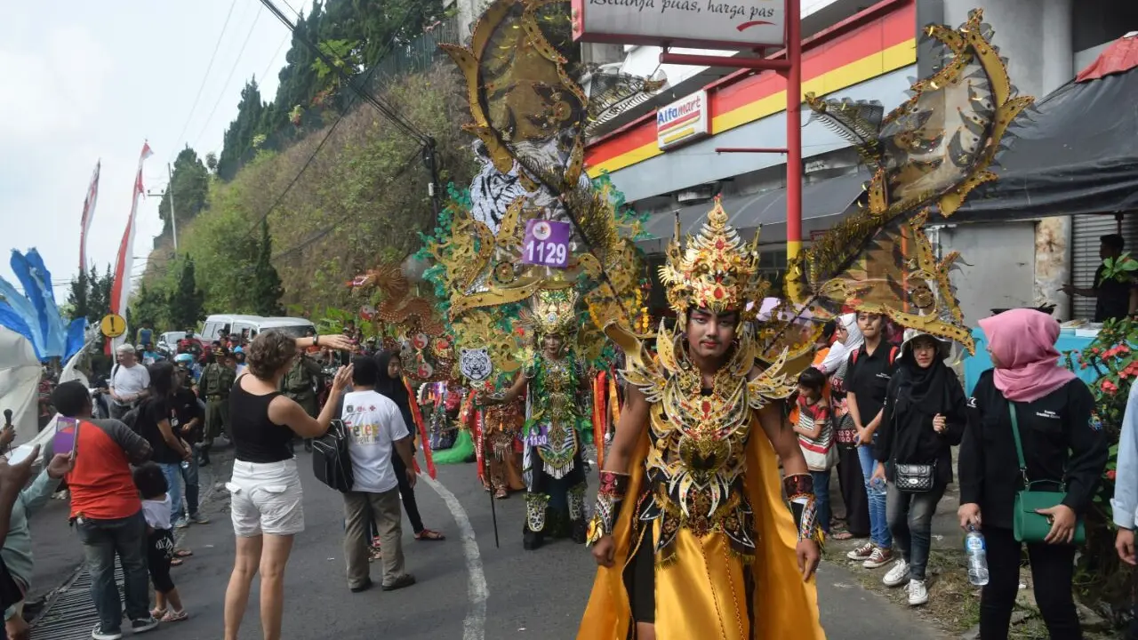 Trawas Trashing Carnival Tampilkan Kostum Unik Berbahan Sampah