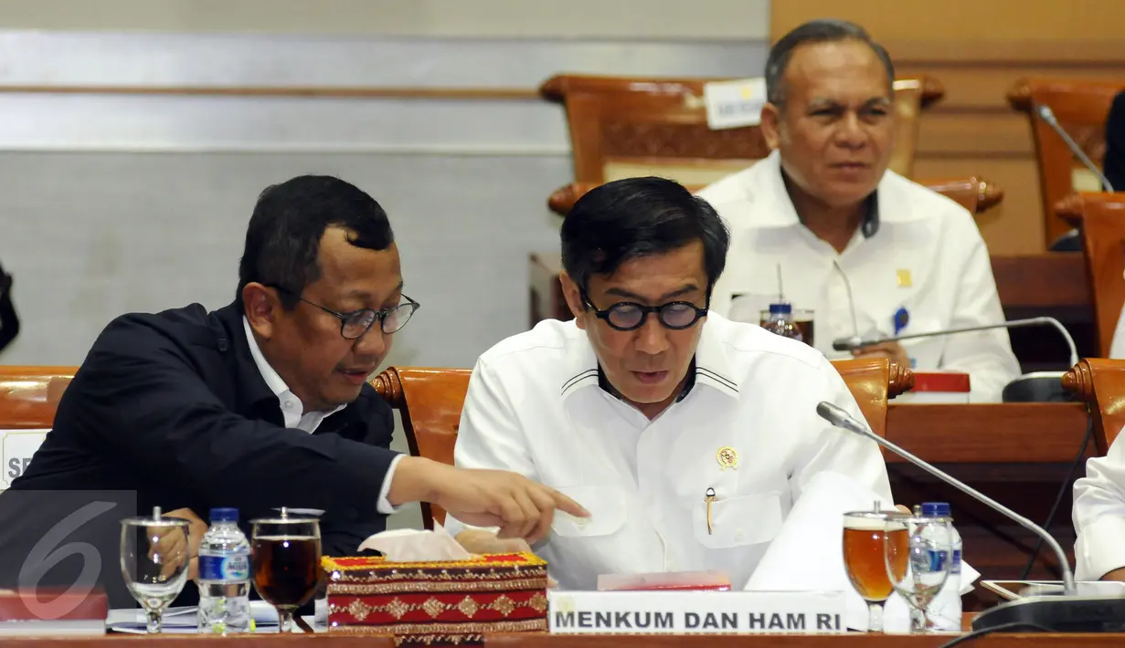 Menkumham, Yasonna Laoly (kedua kiri) saat mengikuti rapat kerja dengan Komisi III DPR RI di gedung Parlemen, Senayan, Jakarta, Senin (10/4). Rapat membahas sejumlah permasalahan dan pengawasan DPR. (Liputan6.com/Helmi Fithriansyah)