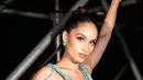 Cinta Laura juga mengunggah potret dirinya mengenakan atasan baby blue dipadukan luaran beads dan celana merah saat mengucapkan hari perempuan internasional. [@claurakiehl]