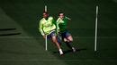 Gareth Bale (kanan) dan Danilo berlari saat sesi latihan jelang "El Clasico" melawan Barcelona di Valdebebas, Madrid, Spanyol  (1/4). Madrid akan menantang Barcelona di Camp Nou pada Minggu (3/4/2016) dinihari WIB.  (REUTERS/Sergio Perez)