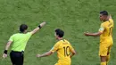 Pemain Australia, Robbie Kruse dan Andrew Nabbout melakukan protes kepada wasit saat melawan Prancis pada laga Piala Dunia di Kazan Arena, Sabtu (16/6/2018). Prancis menang 2-1 atas Australia. (AP/Hassan Ammar)