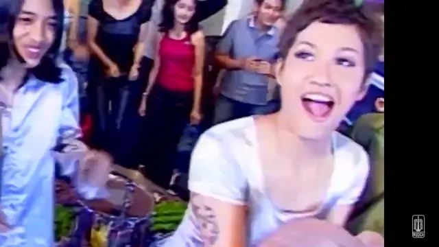 Karenina Anderson saat jadi model video klip (Foto: Youtube Musica Studio's)
