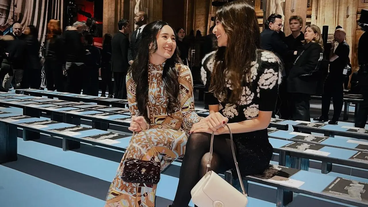 Mikha Tambayong dan Beby Tsabina di show Tory Burch NYFW